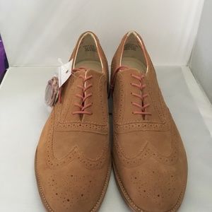 DRESS-UP SHOES FOR MEN.